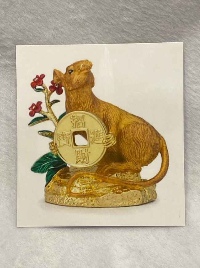 Ламинированная табличка "Золотая Крыса с монетой "