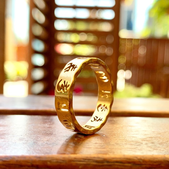 Кольцо с мантрами "Любовь в моей жизни" (золото)
