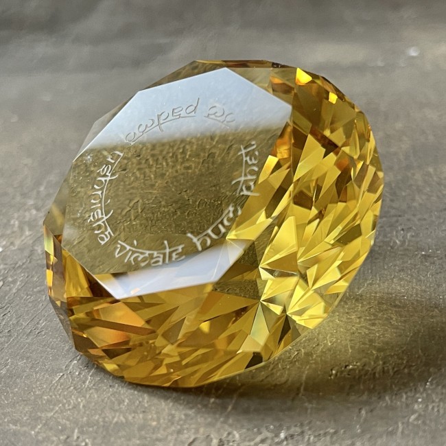 Желтый кристалл с великой мантрой, приумножающей драгоценности