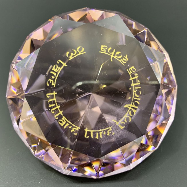 Розовый кристалл с мантрой для любви "Ом Таре Туттаре Туре Бодхичитта Соха"