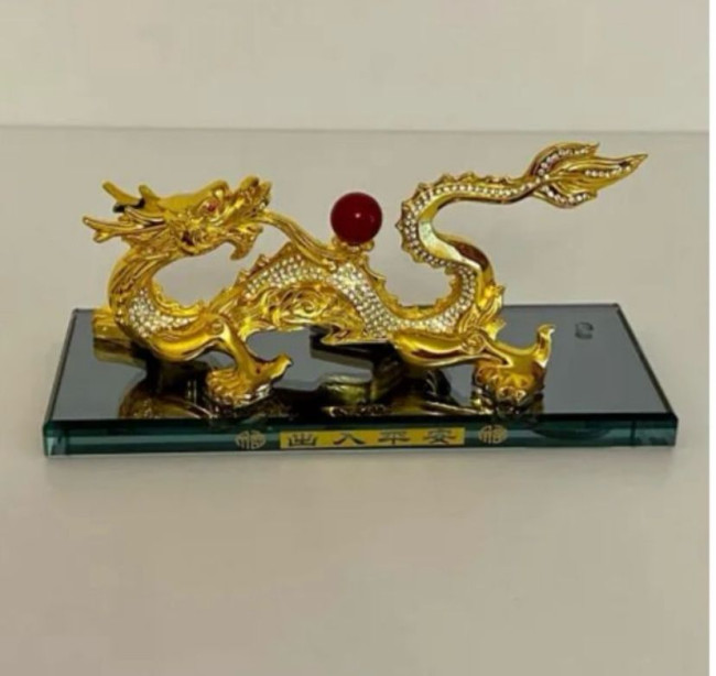 Золотой металлический дракон на подставке