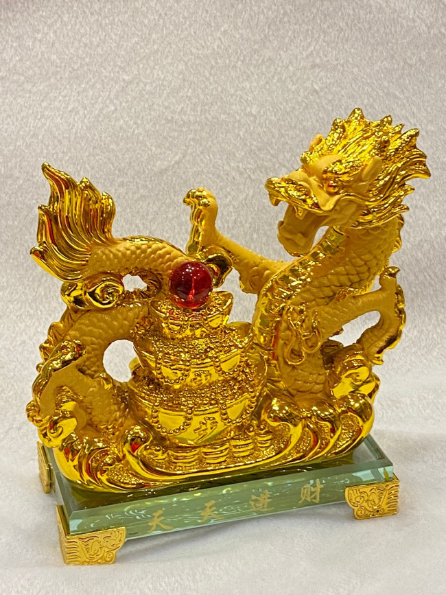 Фигурка "Дракон золотой " на стеклянной подставке