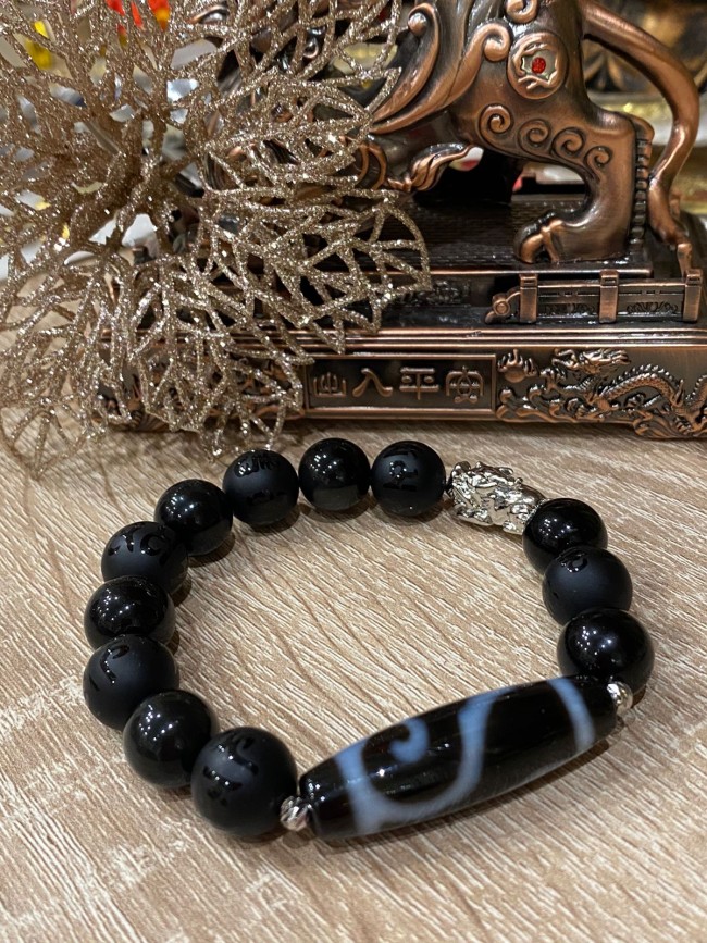 Бусина Дзи "Денежный крючок" в браслете из черного агата с мантрами и серебрянным Пи Яо