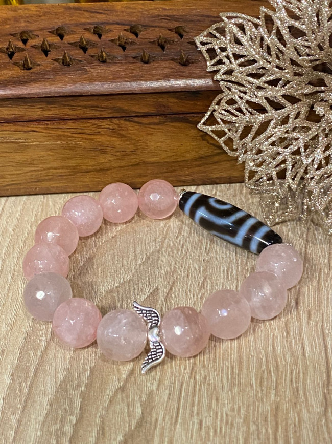 Бусина Дзи 2 глаза в браслете из граненого розового кварца Бусина Дзи 2 глаза в браслете из граненого розового кварца