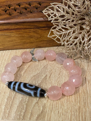 Бусина Дзи 2 глаза в браслете из граненого розового кварца