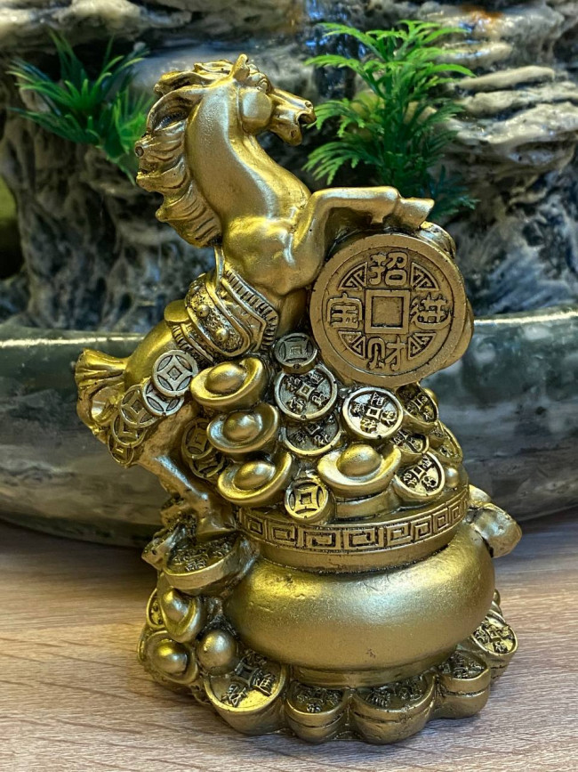 Фигурка фен-шуй "Лошадь на вазе богатства"(13х7см,полистоун)