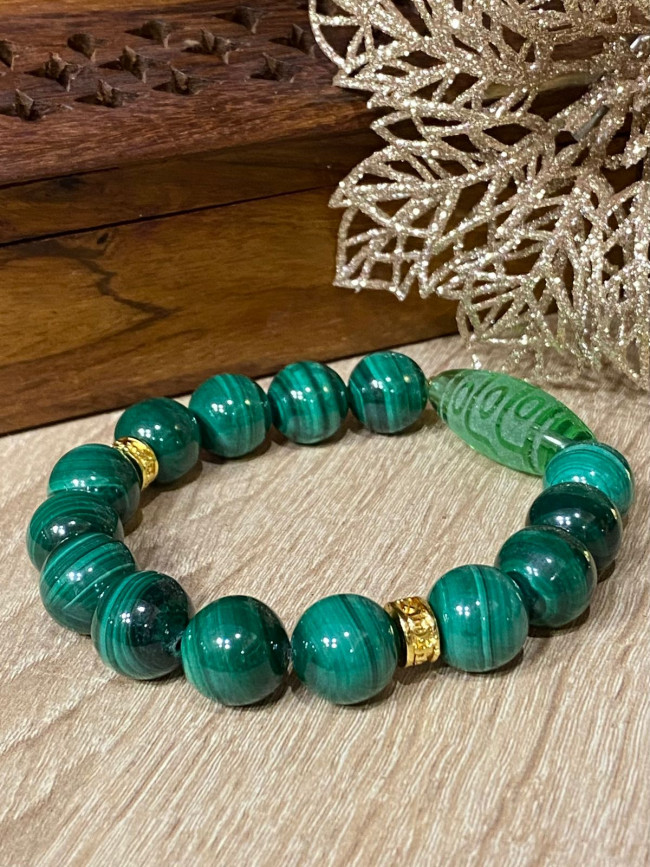 Бусина Дзи "9 глаз" в браслете из малахита Бусина Дзи "9 глаз" в браслете из малахита