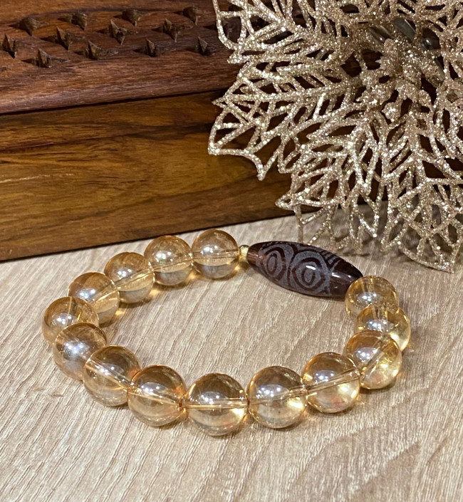 Бусина Дзи "Глаза Дракона" в браслете из золотистого кварца Бусина Дзи "Глаза Дракона" в браслете из золотистого кварца