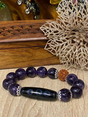 Бусина Дзи 5 глаз в браслете из аметиста и рудракши