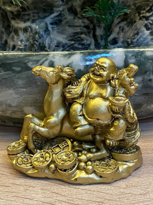 Фигурка фен-шуй "Хотей на денежной лошади на монетах"(8х7см,полистоун)
