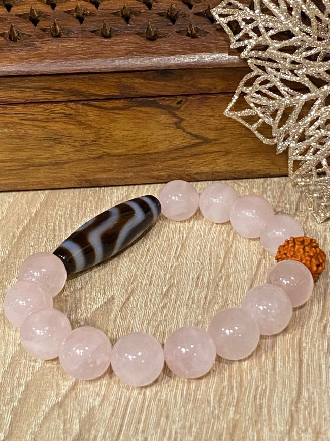 Бусина Дзи 2 глаза в браслете из розового кварца с рудракшей