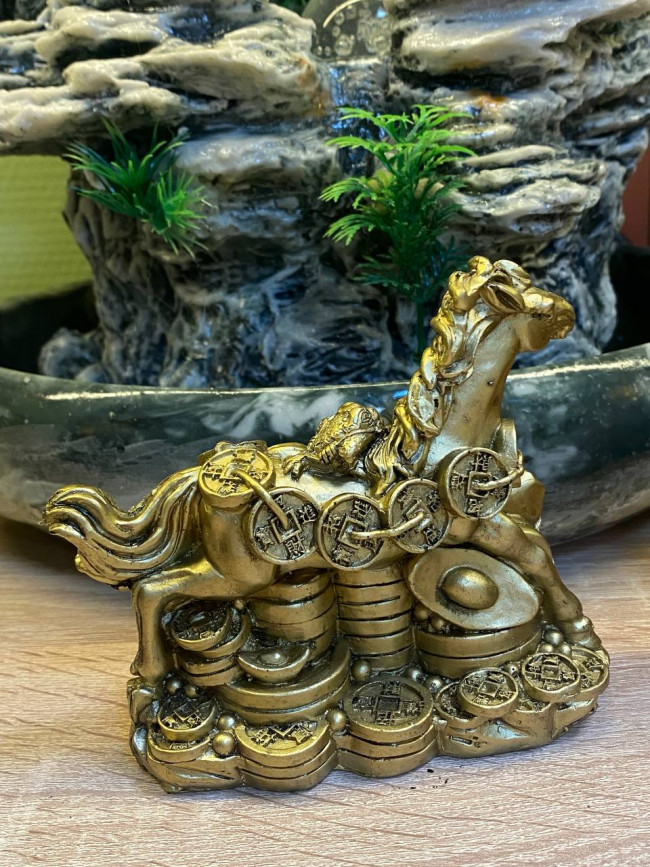 Фигурка фен-шуй "Денежная лошадь на монетах с трехлапой жабой"(11х11см, полистоун)