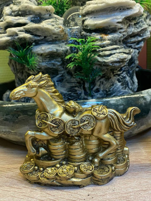 Фигурка фен-шуй "Денежная лошадь на монетах с трехлапой жабой"(11х11см, полистоун)