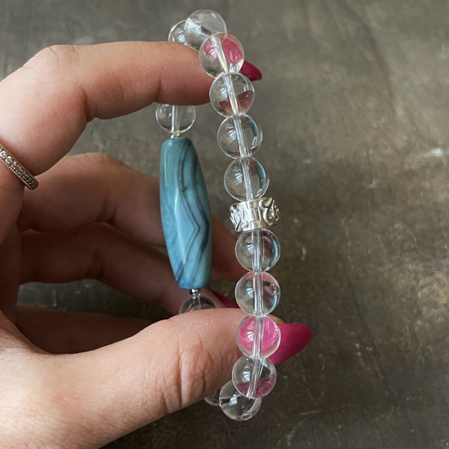 Бусина Дзи Небесная в браслете из горного хрусталя со вставкой из серебра Бусина Дзи Небесная в браслете из горного хрусталя со вставкой из серебра