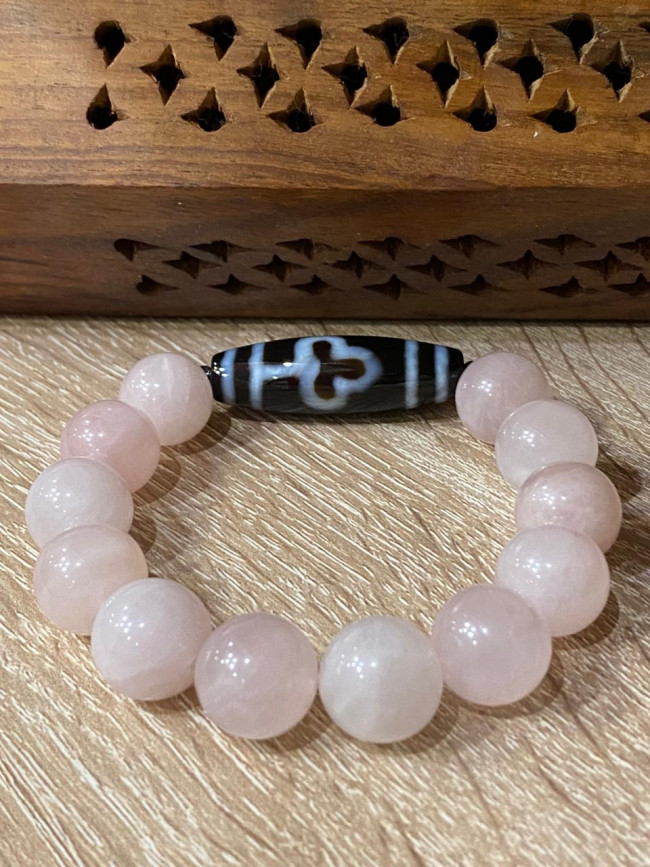 Бусина Дзи "Бодхи" в браслете из розового кварца Бусина Дзи "Бодхи" в браслете из розового кварца