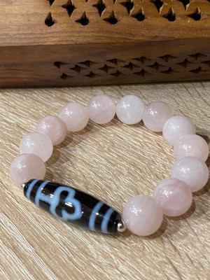 Бусина Дзи "Бодхи" в браслете из розового кварца