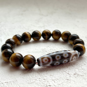 Бусина Дзи 18 глаз в браслете из тигрового глаза