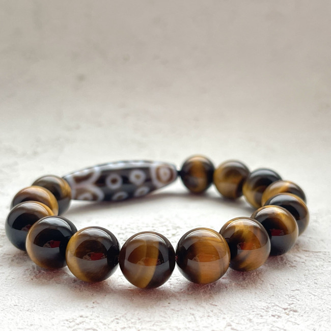 Бусина Дзи 18 глаз в браслете из тигрового глаза Бусина Дзи 18 глаз в браслете из тигрового глаза