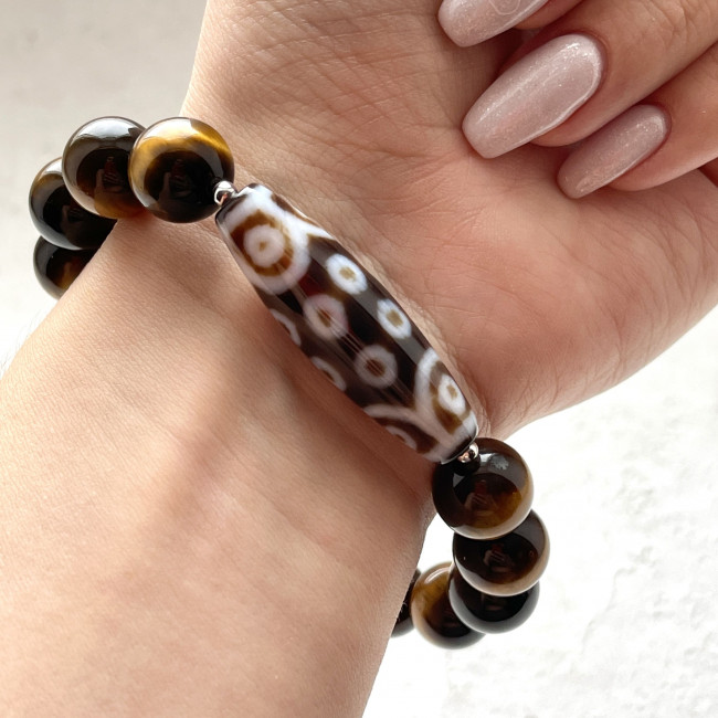 Бусина Дзи 18 глаз в браслете из тигрового глаза Бусина Дзи 18 глаз в браслете из тигрового глаза