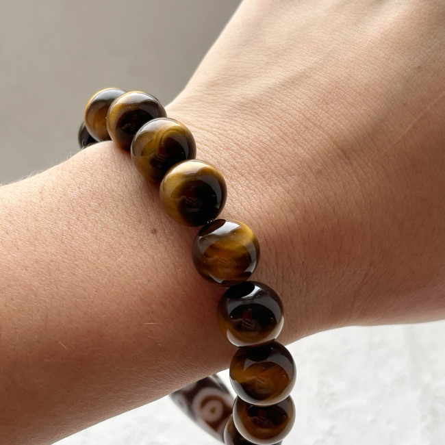 Бусина Дзи 18 глаз в браслете из тигрового глаза Бусина Дзи 18 глаз в браслете из тигрового глаза