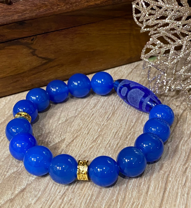 Бусина Дзи" Бог Богатства" в браслете из синего агата