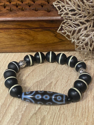 Бусина Дзи "18 глаз" в браслете из агата