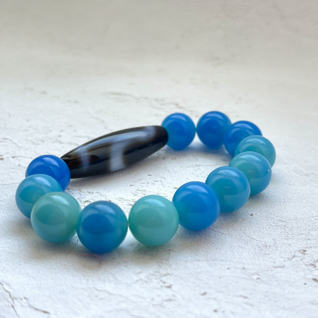 Бусина Дзи "Бай Ши" в браслете из синего агата