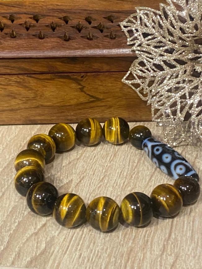 Бусина Дзи 18 глаз в браслете из тигрового глаза