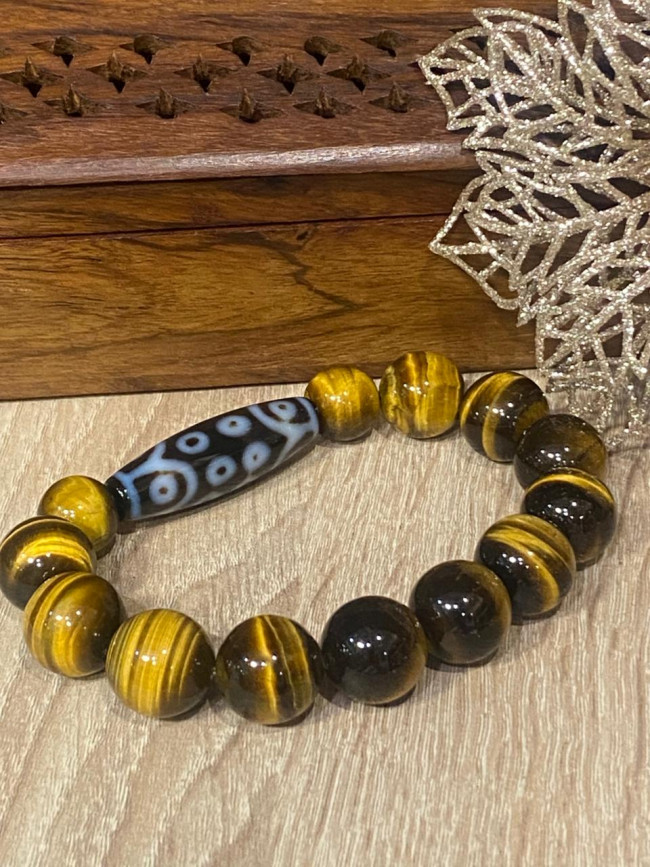 Бусина Дзи 18 глаз в браслете из тигрового глаза