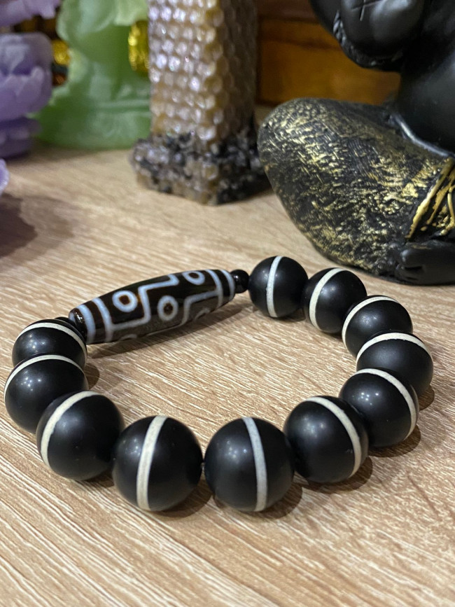 Бусина Дзи 9 глаз в браслете из полосатого агата