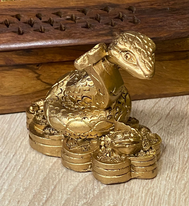 Фигурка "Змея с жезлом руйи и денежной жабой на монетах"