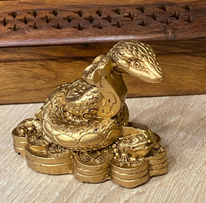 Фигурка "Змея с жезлом руйи и денежной жабой на монетах"