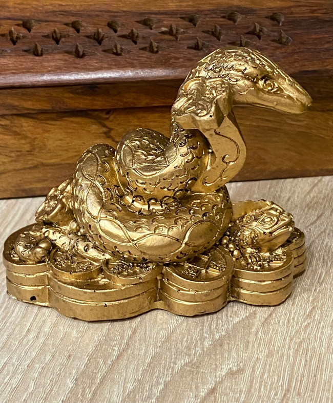 Фигурка "Змея с жезлом руйи и денежной жабой на монетах"