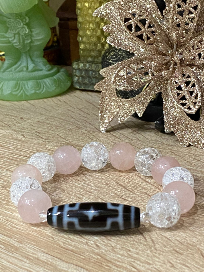 Бусина Дзи "Пинан" в браслете из сахарного и розового кварца Бусина Дзи "Пинан" в браслете из сахарного и розового кварца