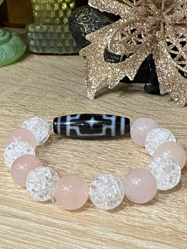 Бусина Дзи "Пинан" в браслете из сахарного и розового кварца Бусина Дзи "Пинан" в браслете из сахарного и розового кварца