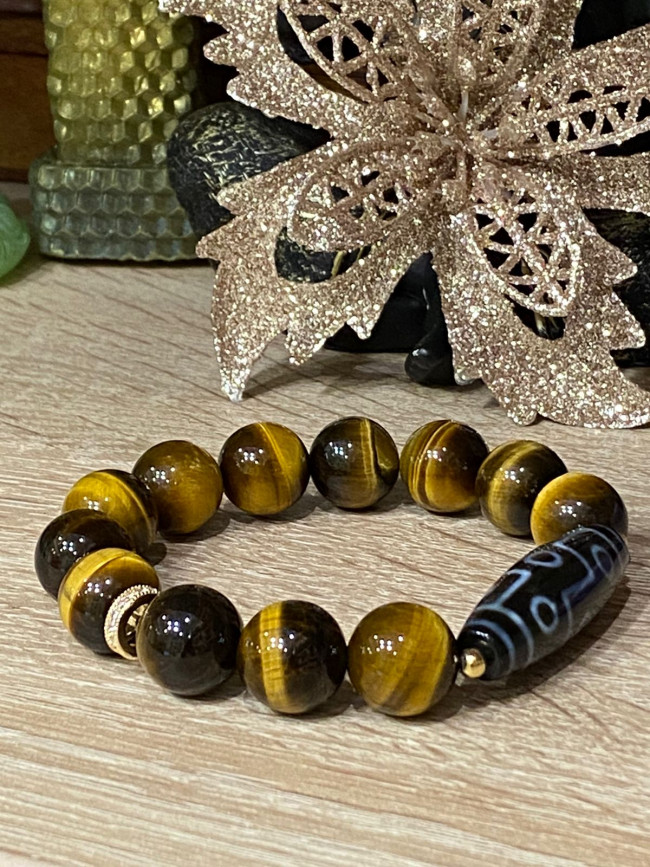 Бусина Дзи 9 глаз в браслете из тигрового глаза Бусина Дзи 9 глаз в браслете из тигрового глаза