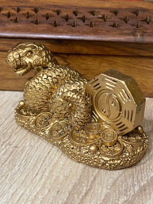 Фигурка "Змея с монетой инь-ян" Фигурка "Змея с монетой инь-ян"