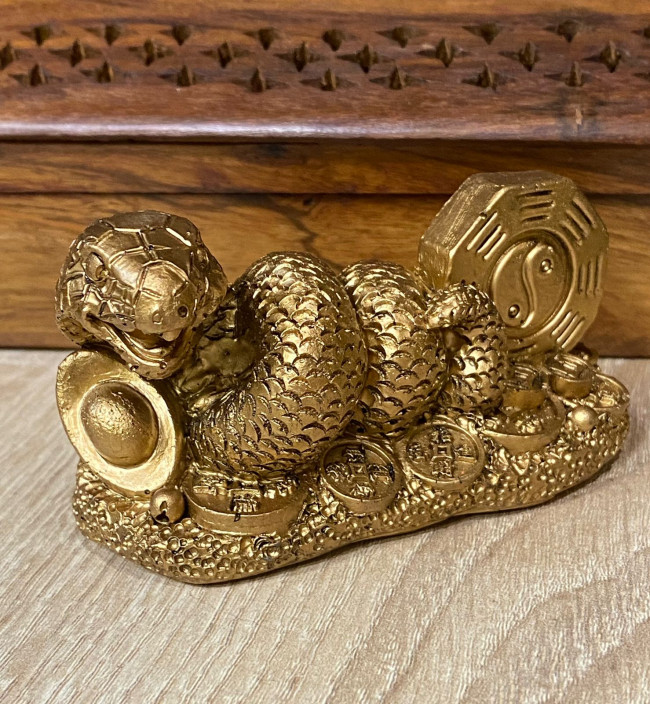 Фигурка "Змея с монетой инь-ян"