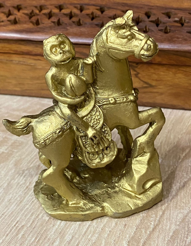 Фигурка " Обезьяна  на лошади" для успеха