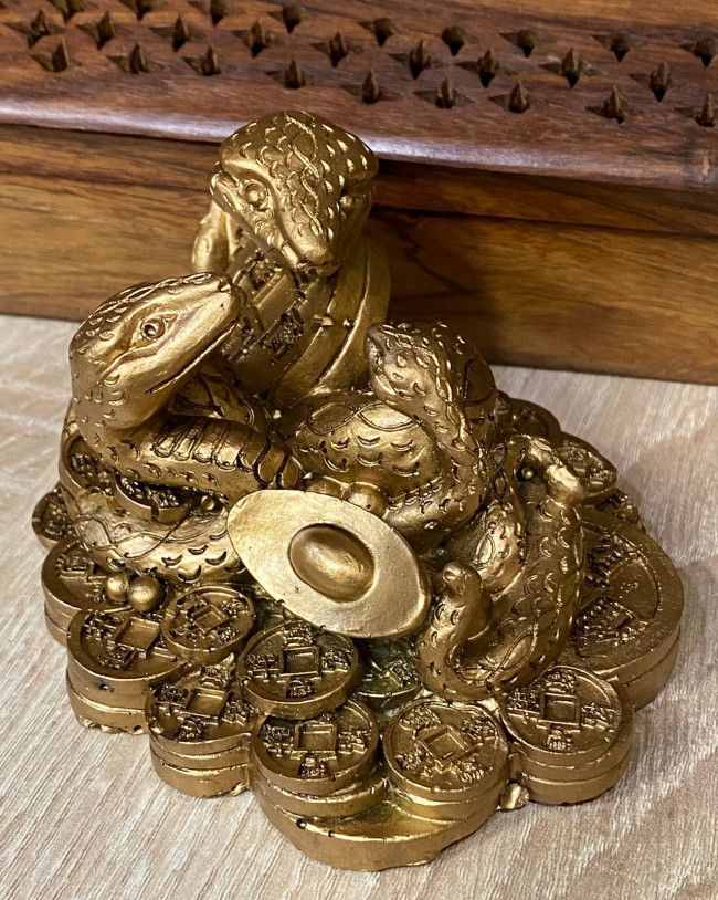 Фигурка "Три змеи на монетах"
