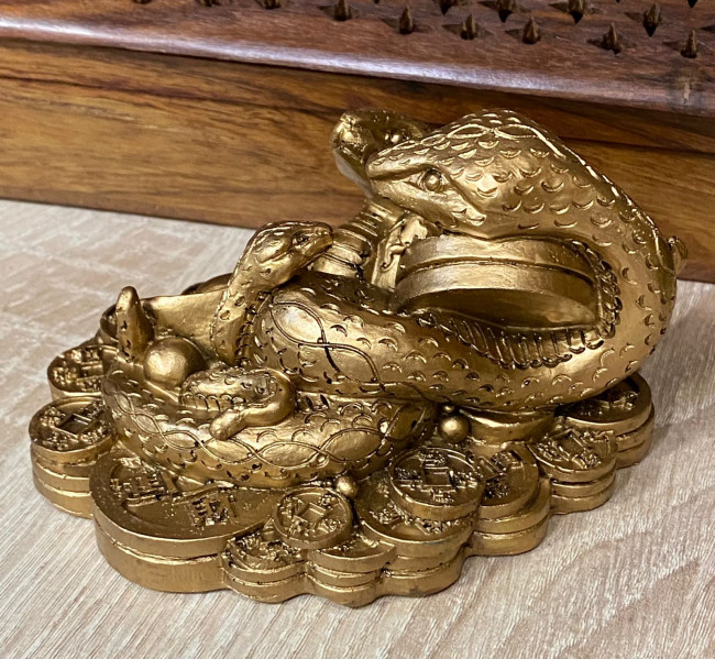 Фигурка "Три змеи на монетах"