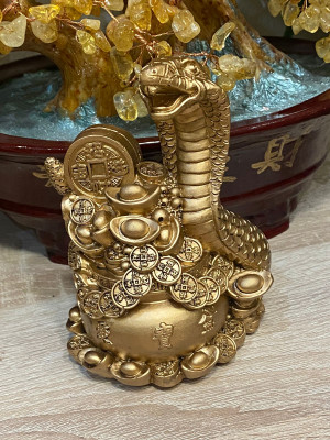 Фигурка "Змея на вазе богатства" Фигурка "Змея на вазе богатства"