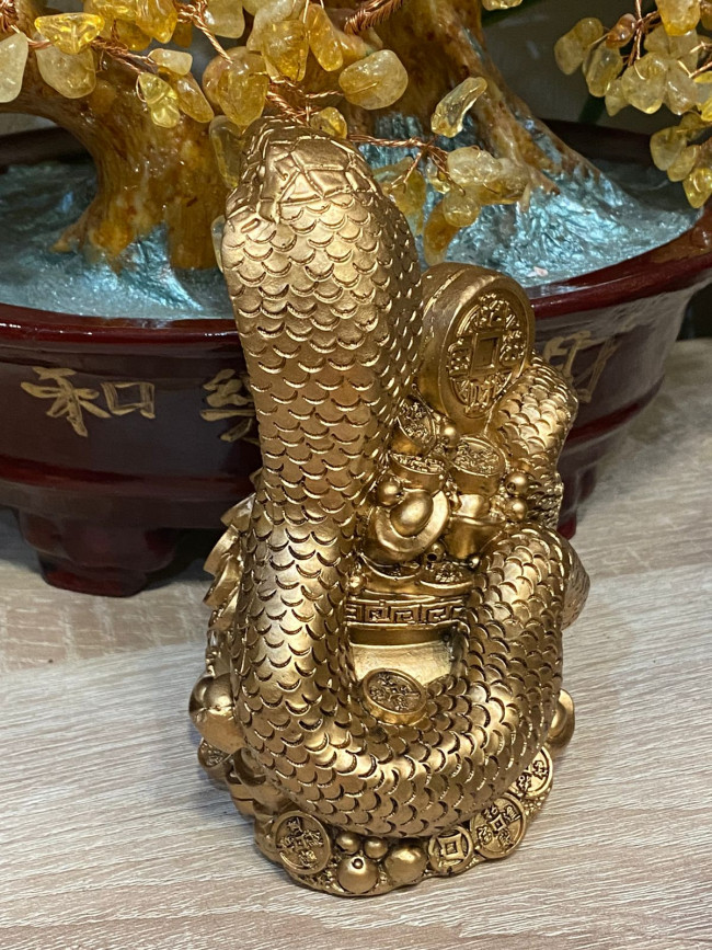 Фигурка "Змея на вазе богатства"