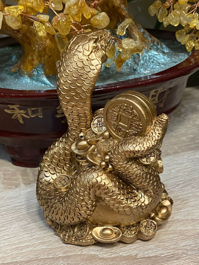 Фигурка "Змея на вазе богатства"