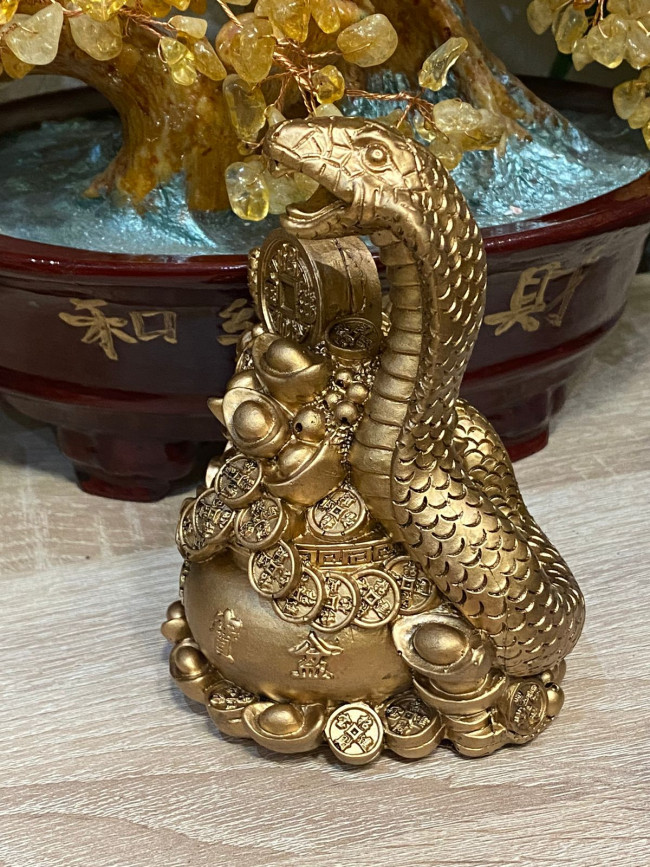 Фигурка "Змея на вазе богатства"