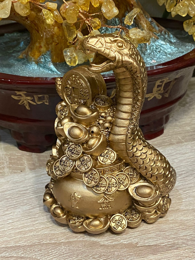 Фигурка "Змея на вазе богатства"