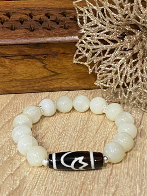 Бусина Дзи "Лотос" в браслете из лунного камня