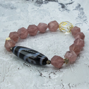 Бусина Дзи 2 глаза в браслете из клубничного кварца с защитной мантрой Бусина Дзи 2 глаза в браслете из клубничного кварца с защитной мантрой