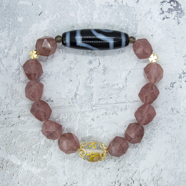 Бусина Дзи 2 глаза в браслете из клубничного кварца с защитной мантрой Бусина Дзи 2 глаза в браслете из клубничного кварца с защитной мантрой