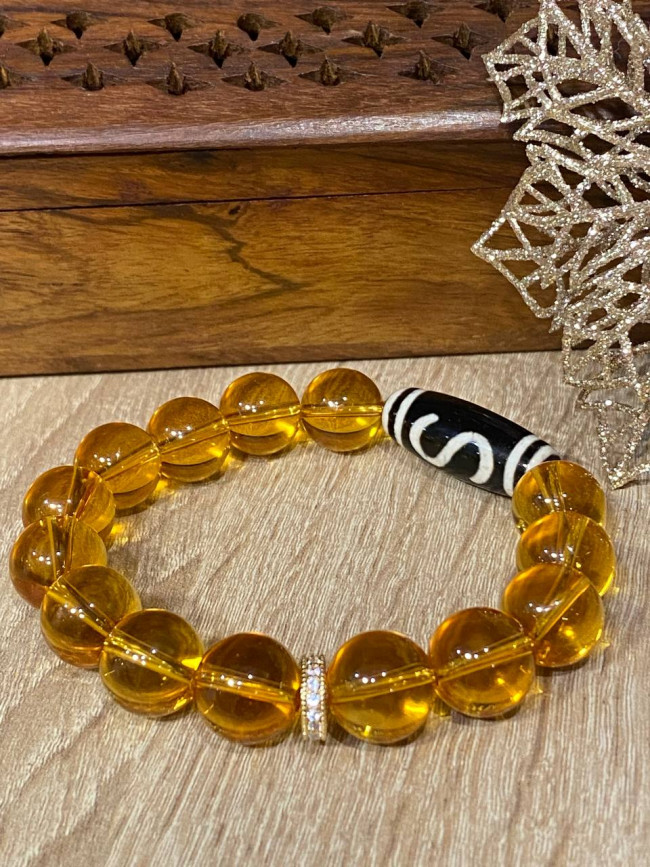 Бусина Дзи "Денежный крючок"  в браслете из цитрина Бусина Дзи "Денежный крючок"  в браслете из цитрина